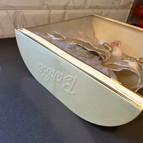 2000 Celebration Barbie - Picture 8 of 10